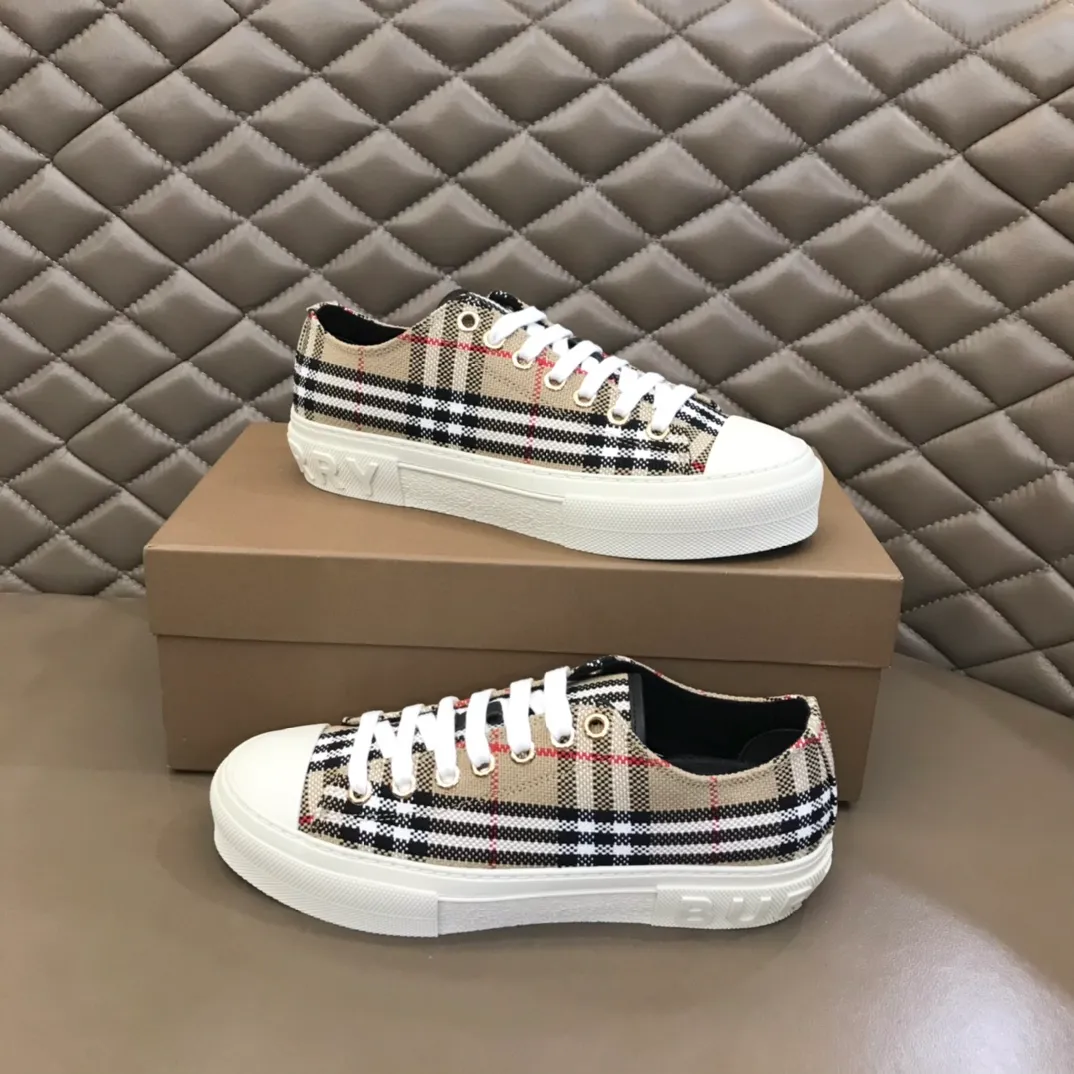 p400 "BURBERR*" men's classic low-top sneakers are reinterpreted in Vintage checked cotton material and decorated with a new brand logo. First-layer cowhide lining, embossed Burberry logo on the heel, and original TPU outsole! Size: 38-44 No. 068